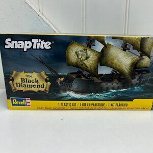 Revell SnapTite 1:350 Scale The Black Diamond Pirate Ship Model Kit 85-1971 NEW